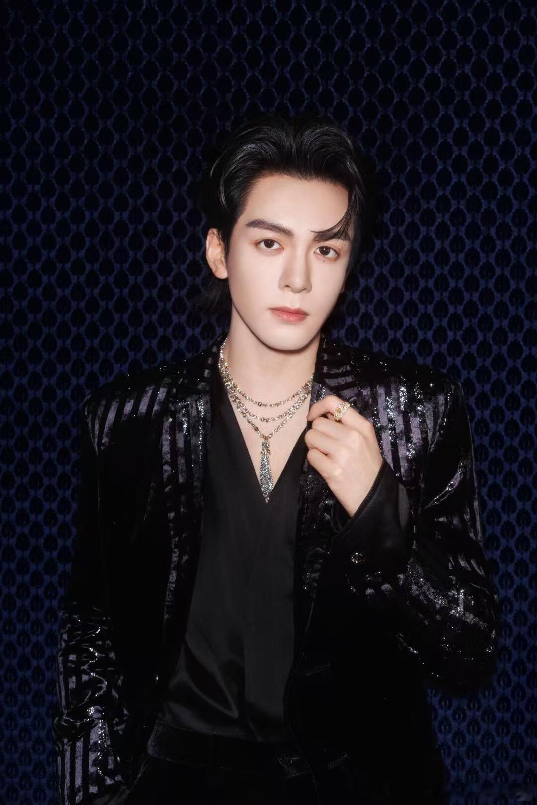 曾舜晞真的越来越好了，刚刚作为品牌大使出席巴黎戴比尔斯全球旗舰店开幕活动，马上又