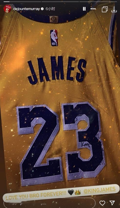 #NBA##湖人##詹姆斯# 突然表白🤪德章泰-穆雷晒詹姆斯亲签球衣:永远爱你