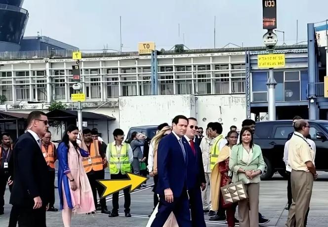 美国国务卿鲁比奥本次印度之行，神态窘迫的现场画面被多国媒体全程抓拍。
 
新德里