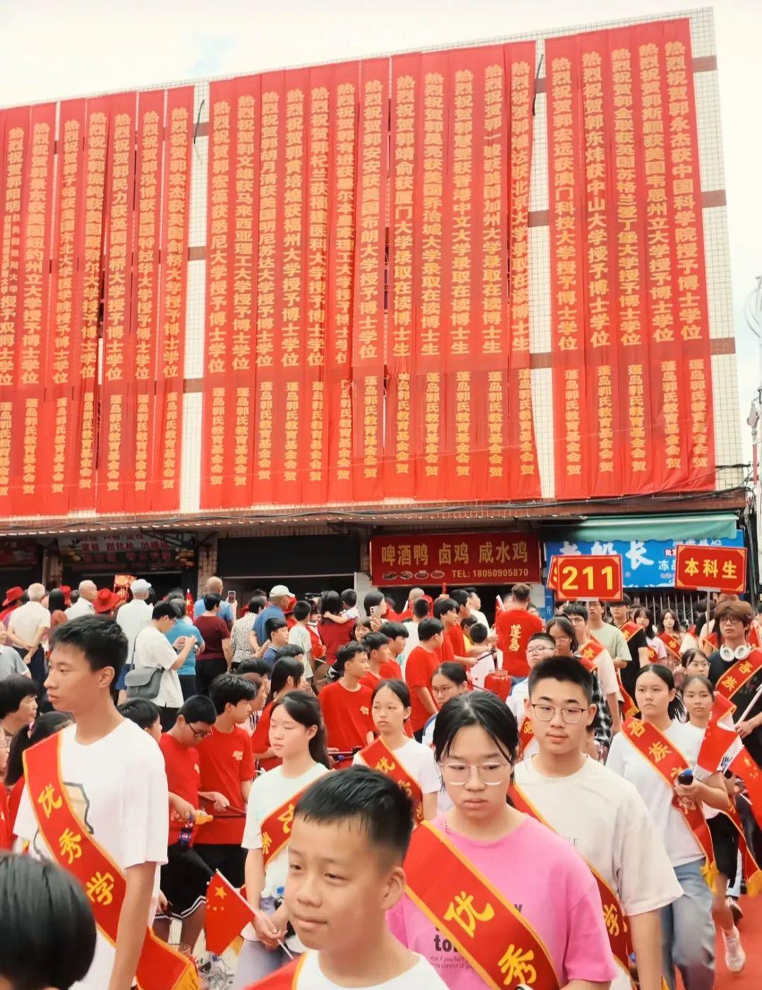 福建南安市蓬华镇蓬岛村上了热搜，这个村已经培养了33名博士，人才辈出，是远近闻名