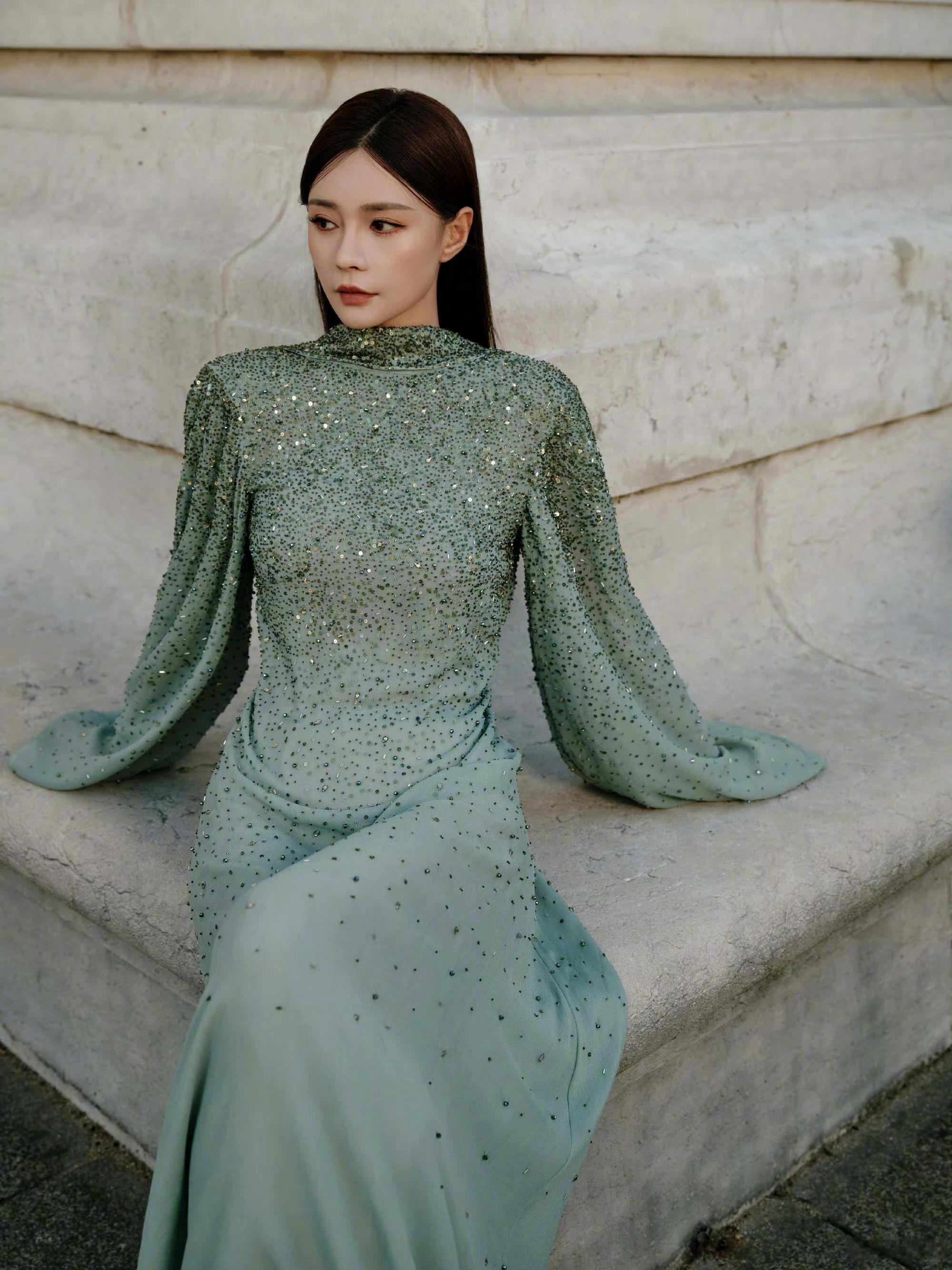 高领➕大漏背[思考]以为会很奇怪的组合，在沈梦辰身上竟然毫无违和感，果然是有身材