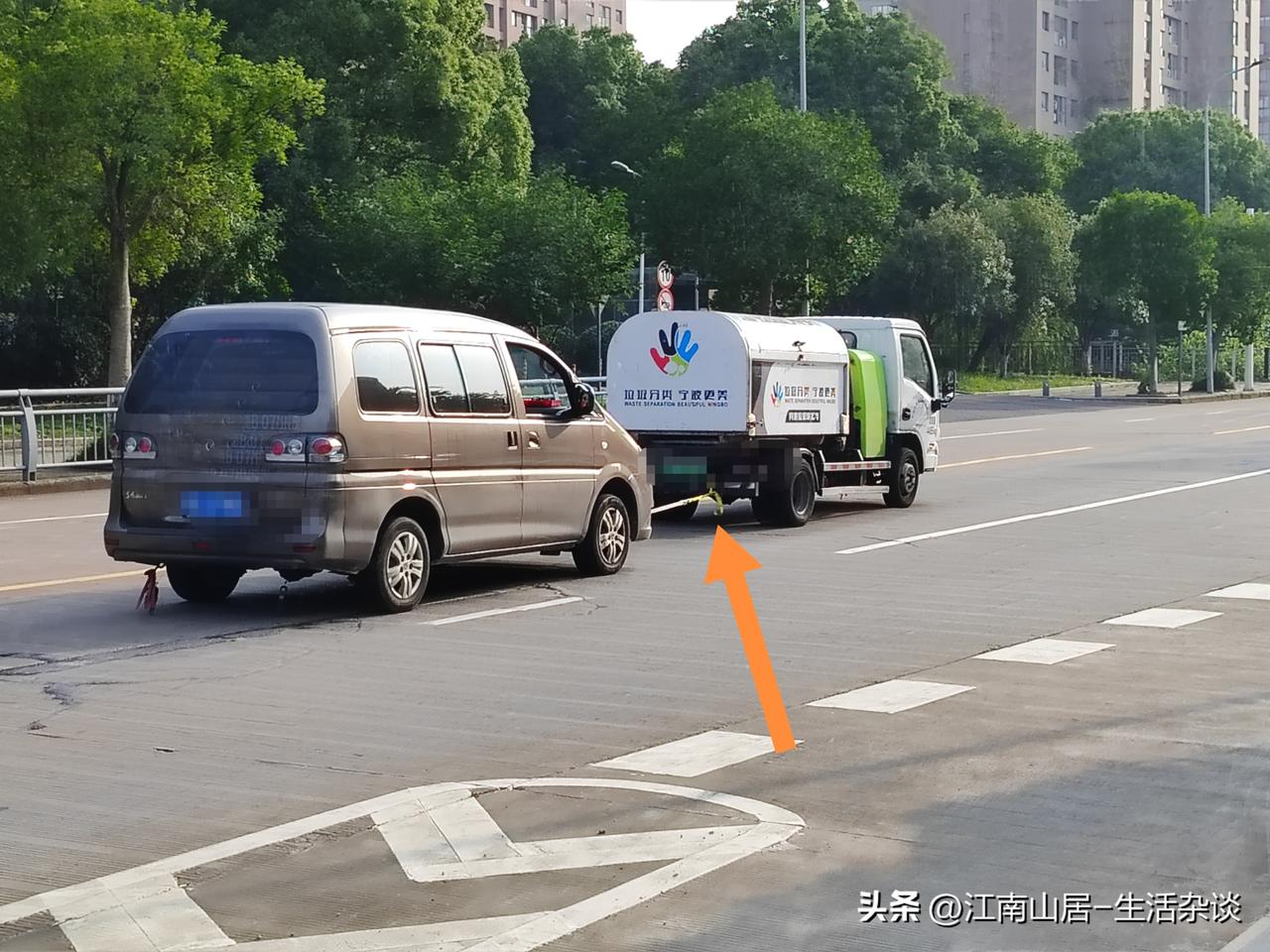 不知道这辆小面是没油了，还是出现故障了。在路上由垃圾清运车，用绳子牵引着，向前平