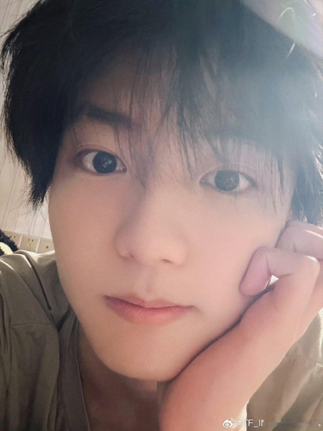 穆祉丞[超话]  mzc 朝朝穆穆 “秋风拂过你的脸颊，温柔地吻了你的半边脸” 