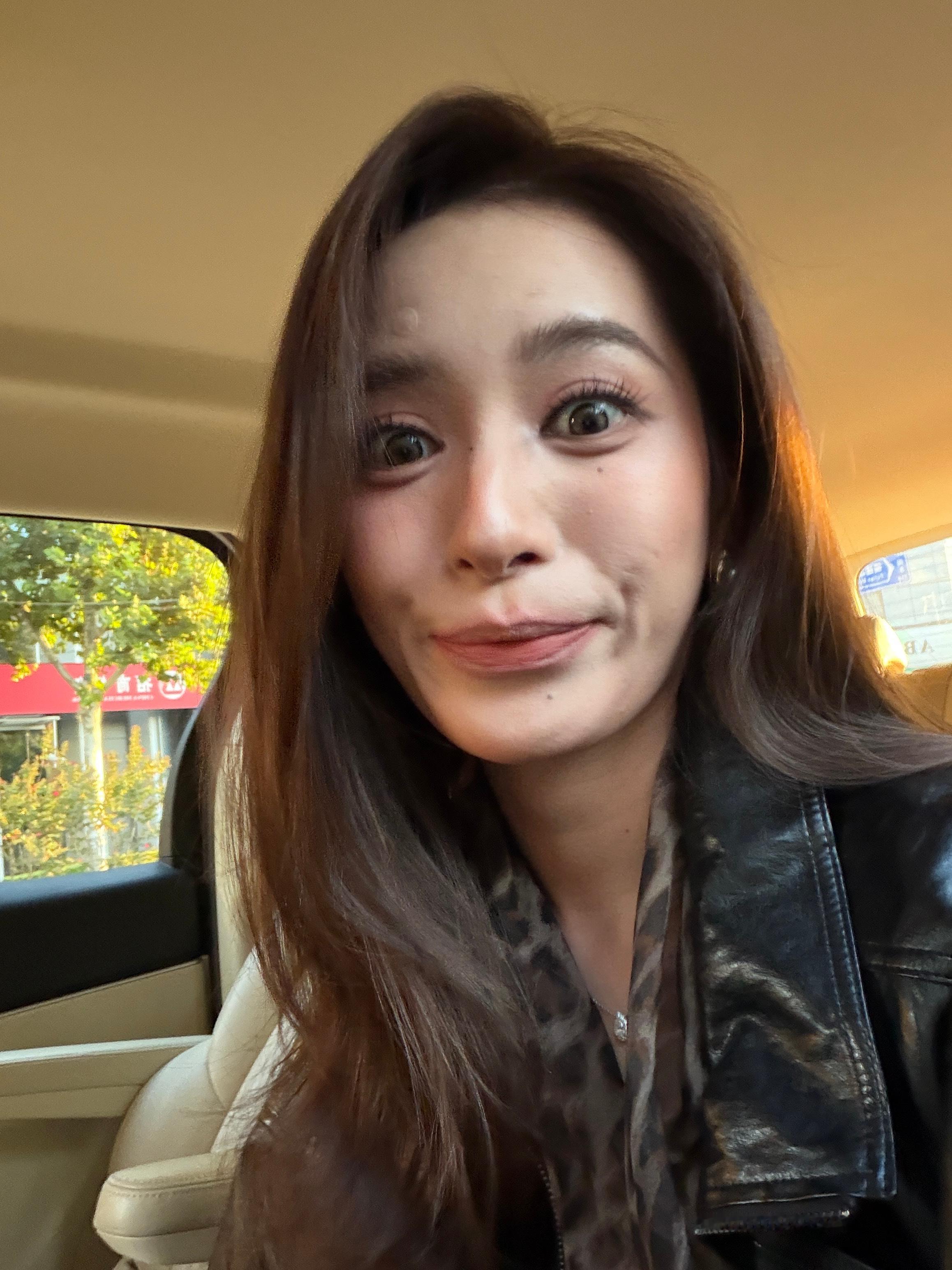刚刚出门碰到一个爷爷跟我说哎哟这个小姑娘漂亮的嘛，就是个子矮了点 ​​​
