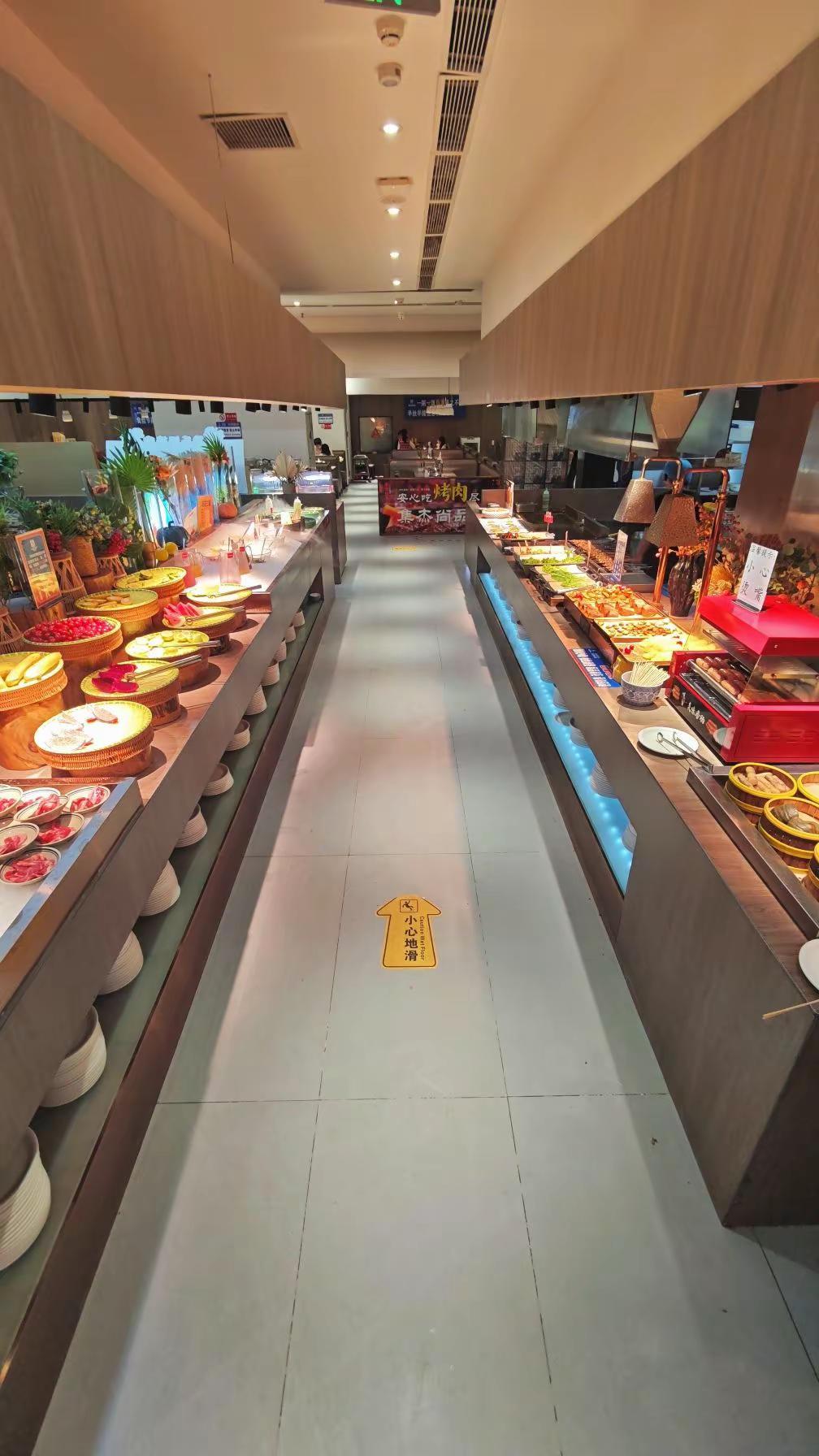 在青岛吃海鲜自助，自制麻辣小龙虾，太香啦！青岛集杰尚品 青岛海鲜自助推荐 青岛海