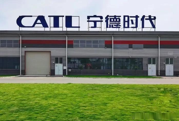 胡锡进又开口了。这次他盯上了“宁王”。老胡说，宁德时代该反思了，该让利了，该别让
