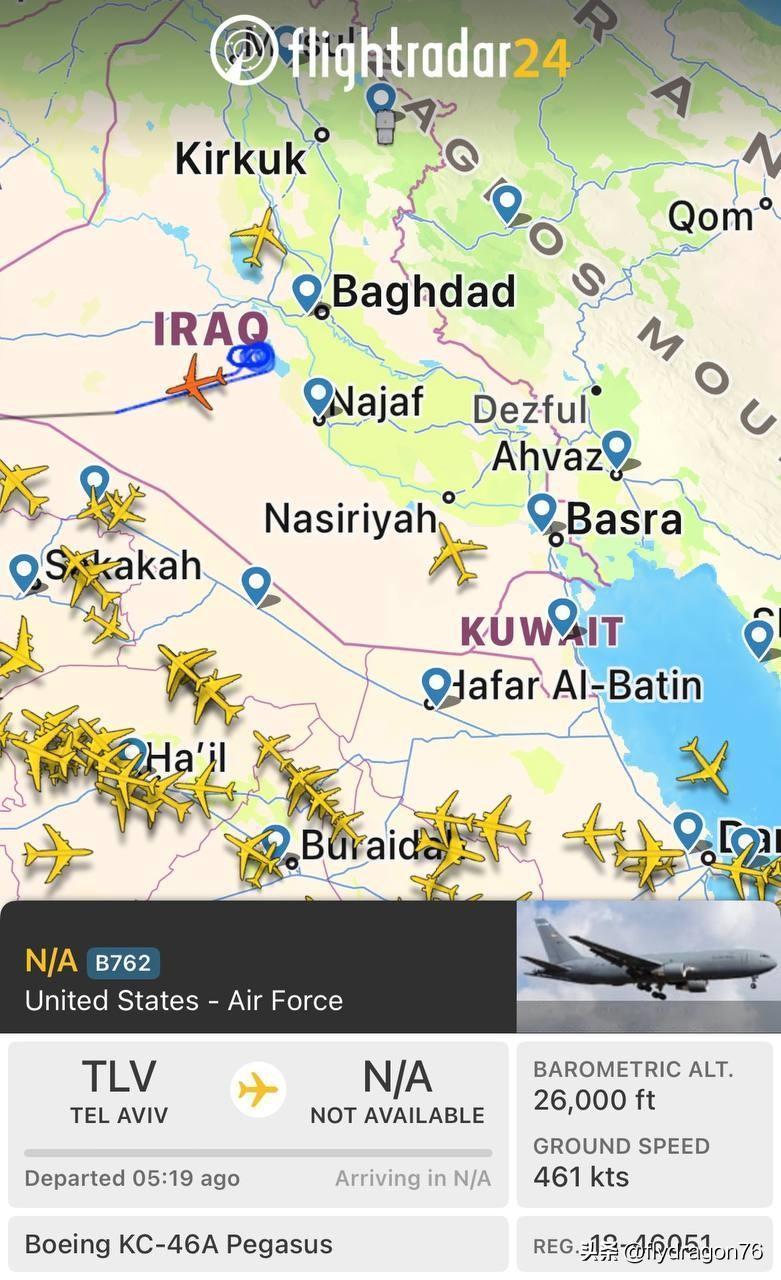 🇺🇸🇮🇶 —— 两架美国空军空中加油机正飞越伊拉克西部安巴尔省的沙漠上空