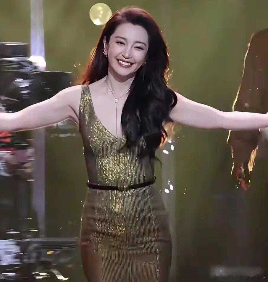 这是53岁？身材凹凸有致，皮肤白嫩如少女，怎么保养的？ 