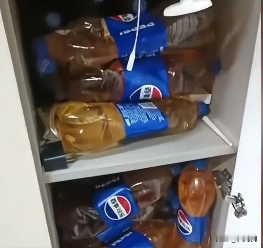 太离谱了！义乌，40多岁的男子，在租的房子里放了几千斤的尿液，全是一瓶一瓶装的，