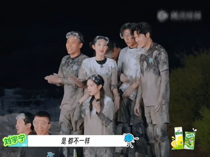 我们龚俊就这样毫无防备的在非游戏时间被人从台子上推了下来。。。。 ​​​