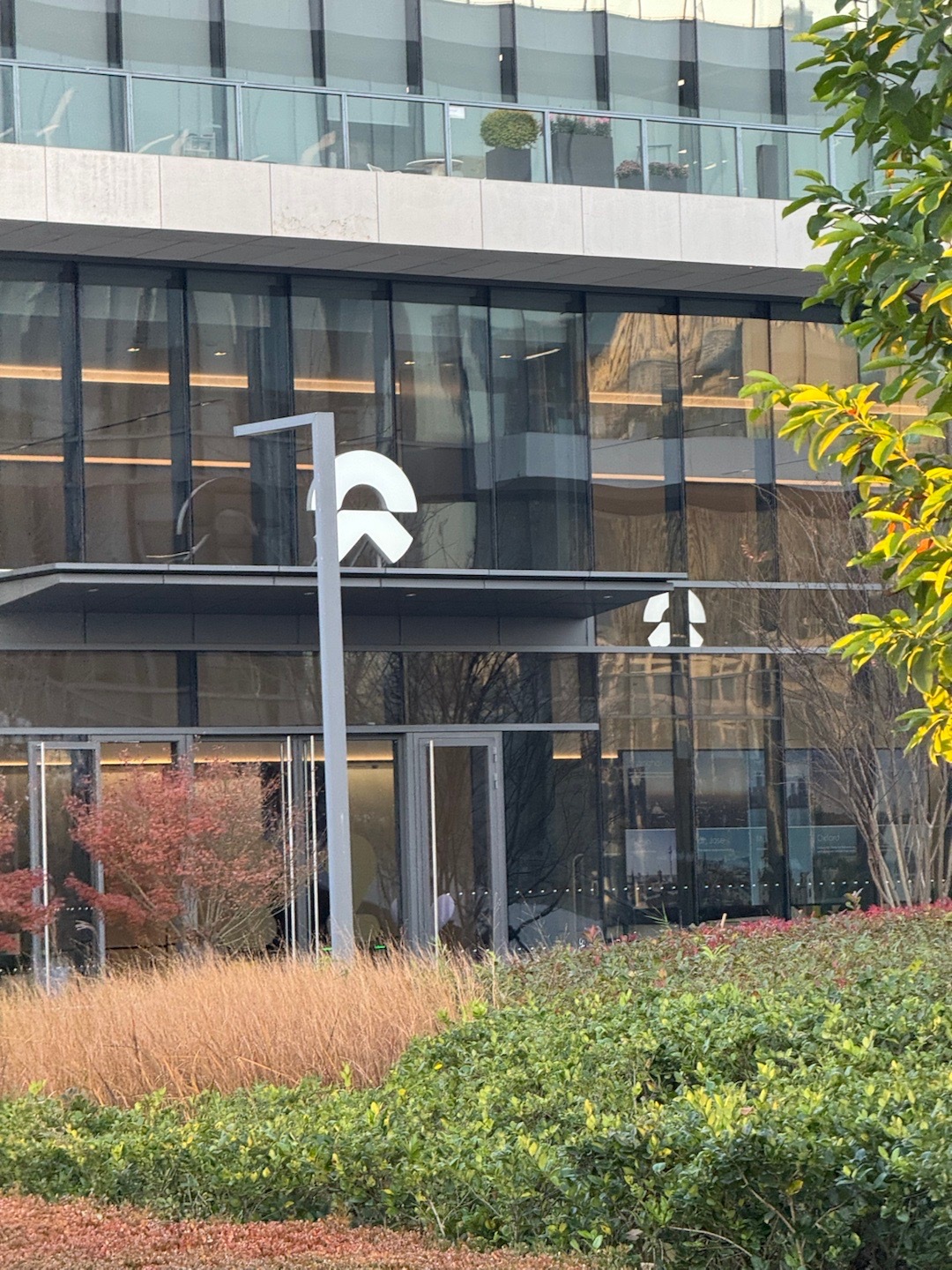 我看了下，蔚来楼下已经没有ES8展车了原因很简单…因为都卖光了！优先给用户，没得