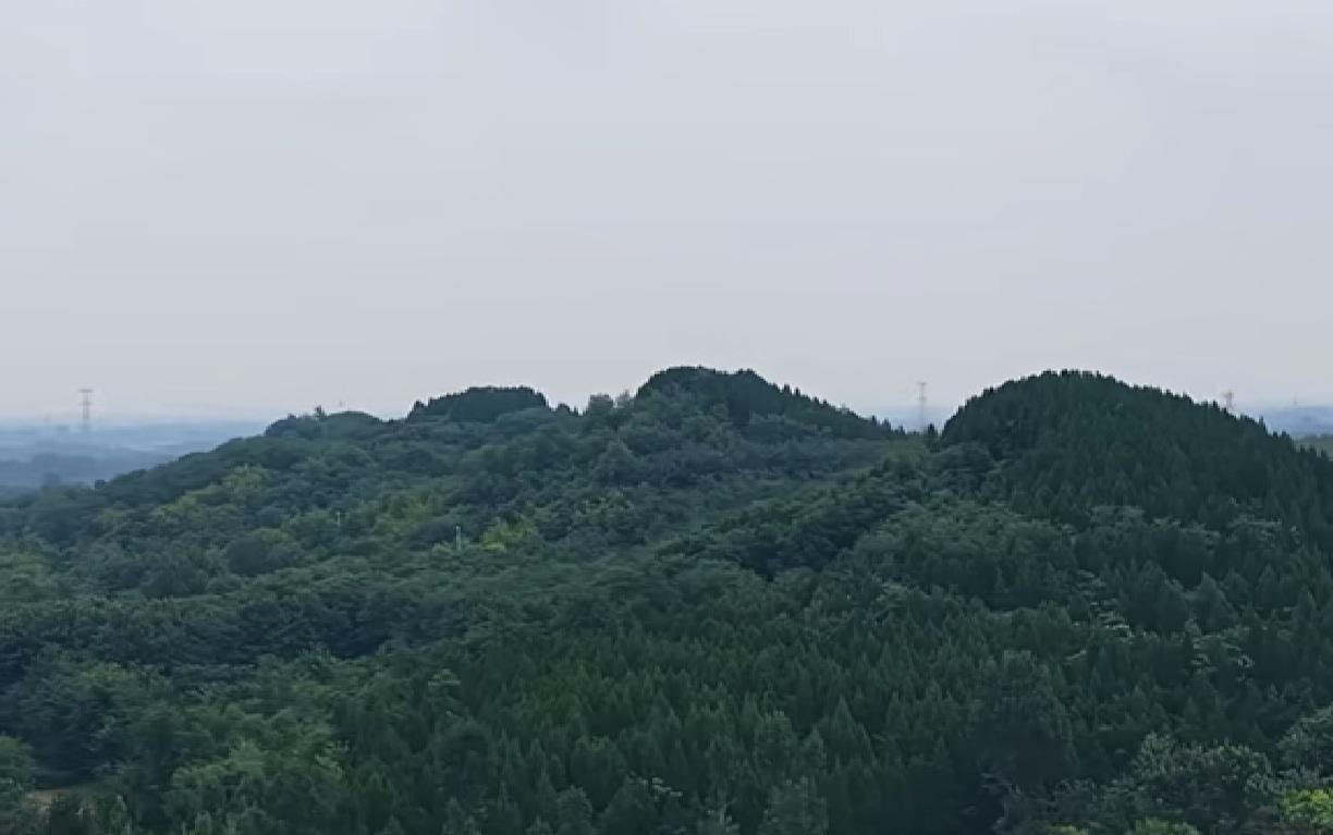 “东方金字塔”在淄博
淄博市临淄牛山东侧，有四座巨型墓冢，就是四座高大巍峨的山丘