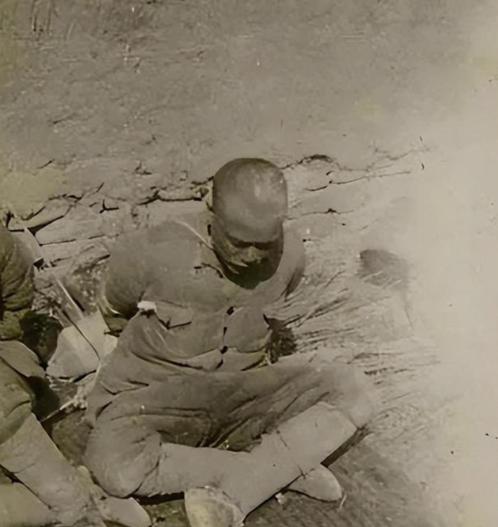 1947年，一个地主，半夜摸进柴房，对着一个被捆着的地下党，不说废话，匕首“噌”
