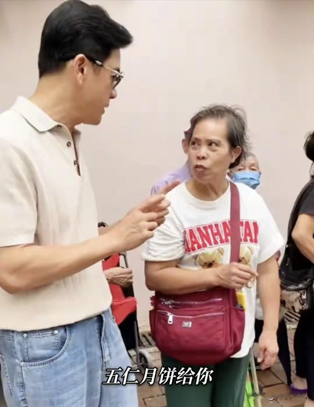 人显年轻就是好，你看吕良伟都70岁了，他去给老人送月饼，个个老人都以为他是一个年