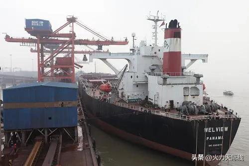 货轮大量挂巴拿马旗，核心是巴拿马是全球最大 “方便旗” 国，以极低税费、极宽松监