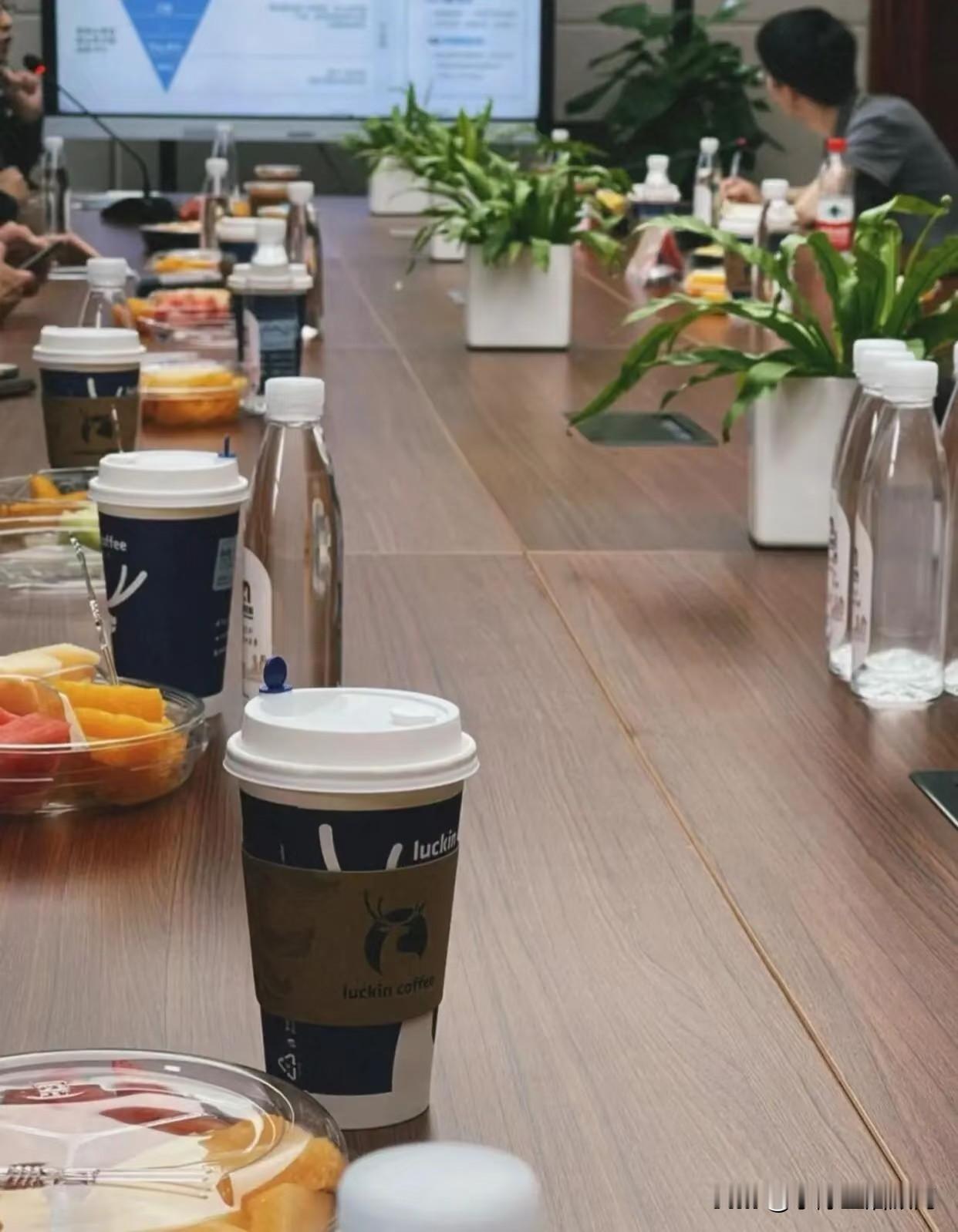 开不完的会，这样也好，工作使我忘记一些不好的事情[微笑]