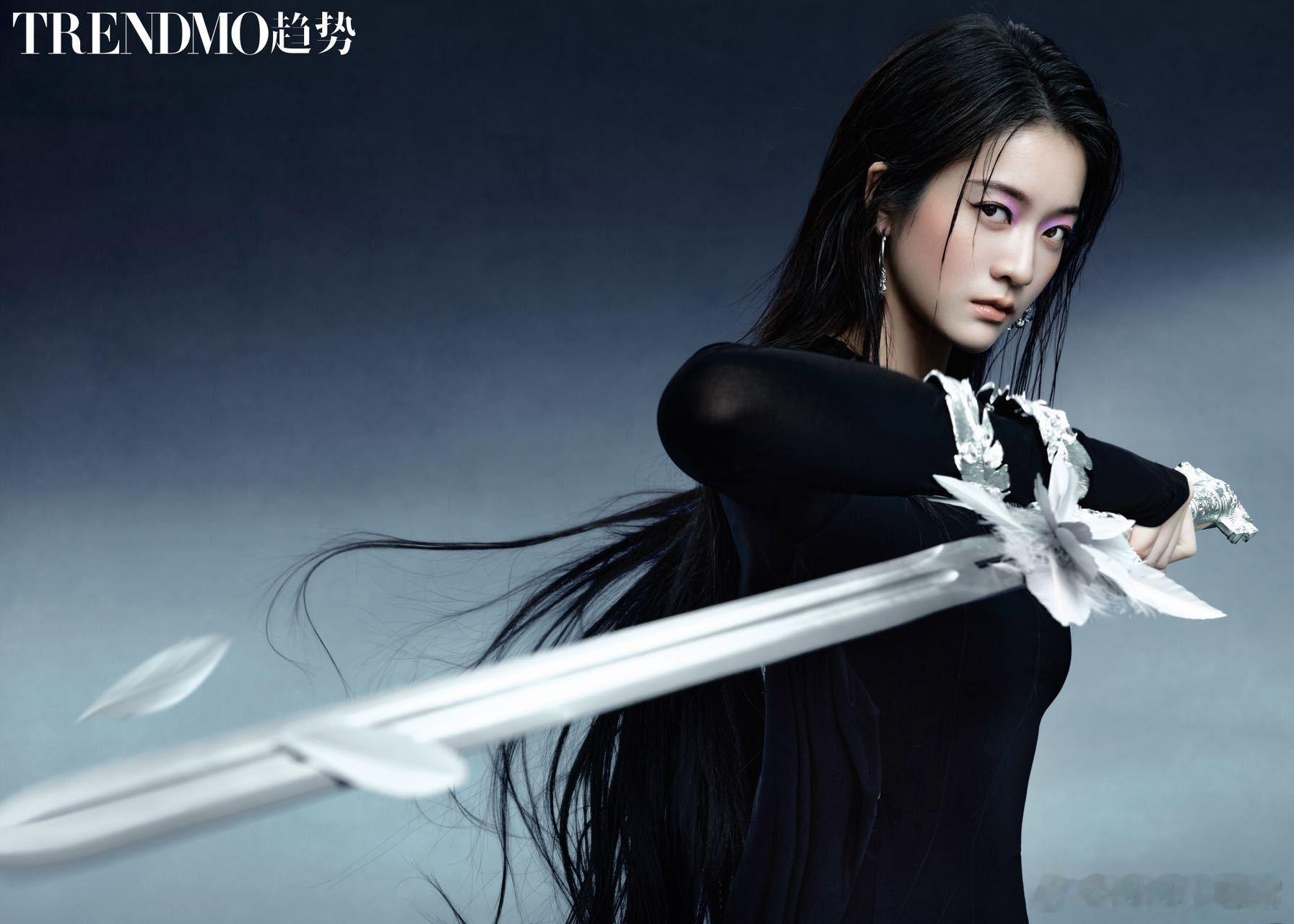 风吹发丝与衣角的瞬间，故事感爆棚，仿佛下一秒就踏入武侠世界～ 