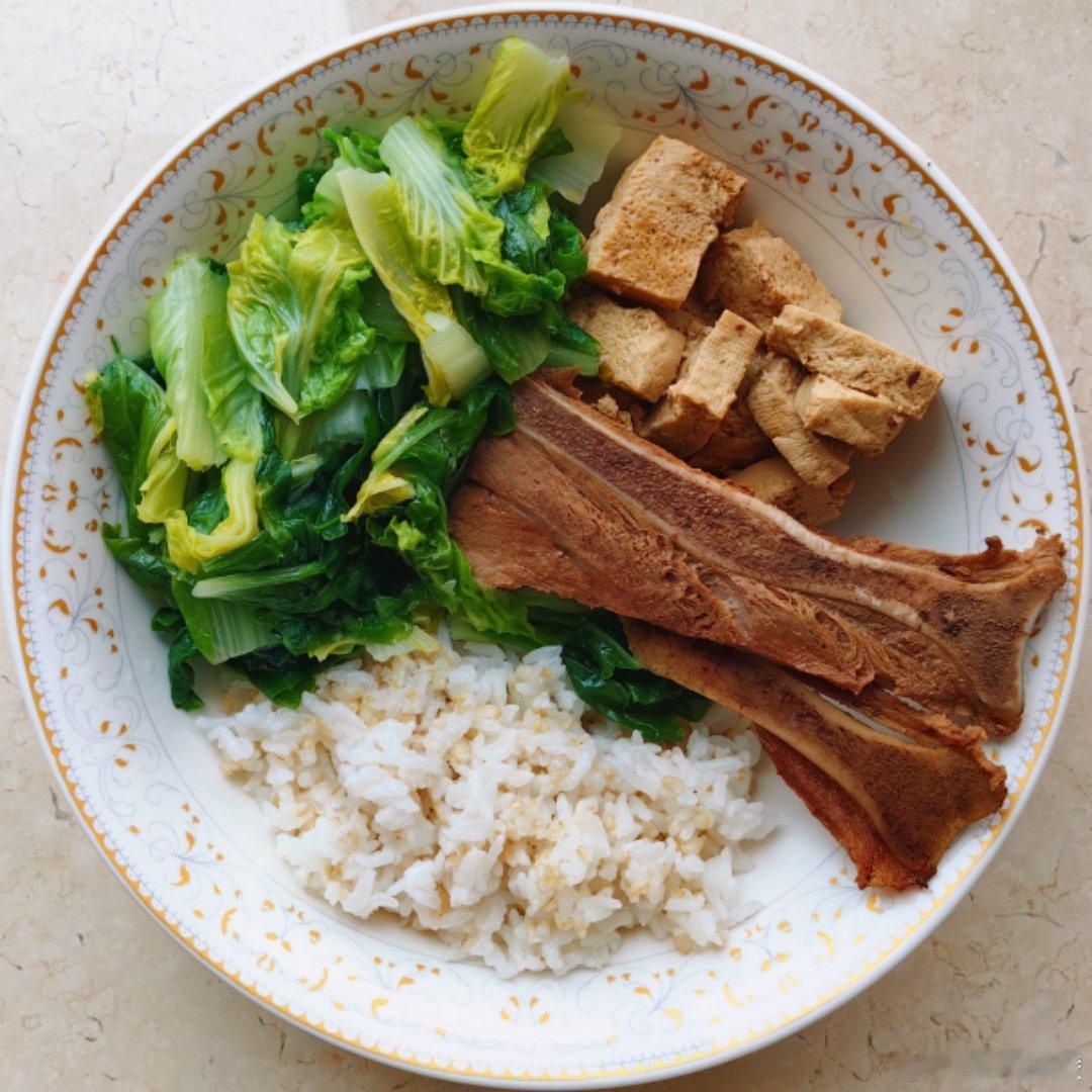#这个问题吃什么# 烧了黑猪扇子骨，把冻豆腐加进去炖了，配一份发芽糙米饭，搭一个
