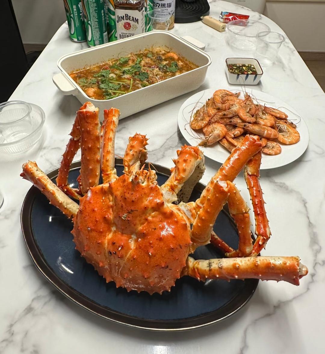 南京大学999元帝王蟹后续来了
刚刚，南京大学发布《关于我校第九食堂某窗口销售菜