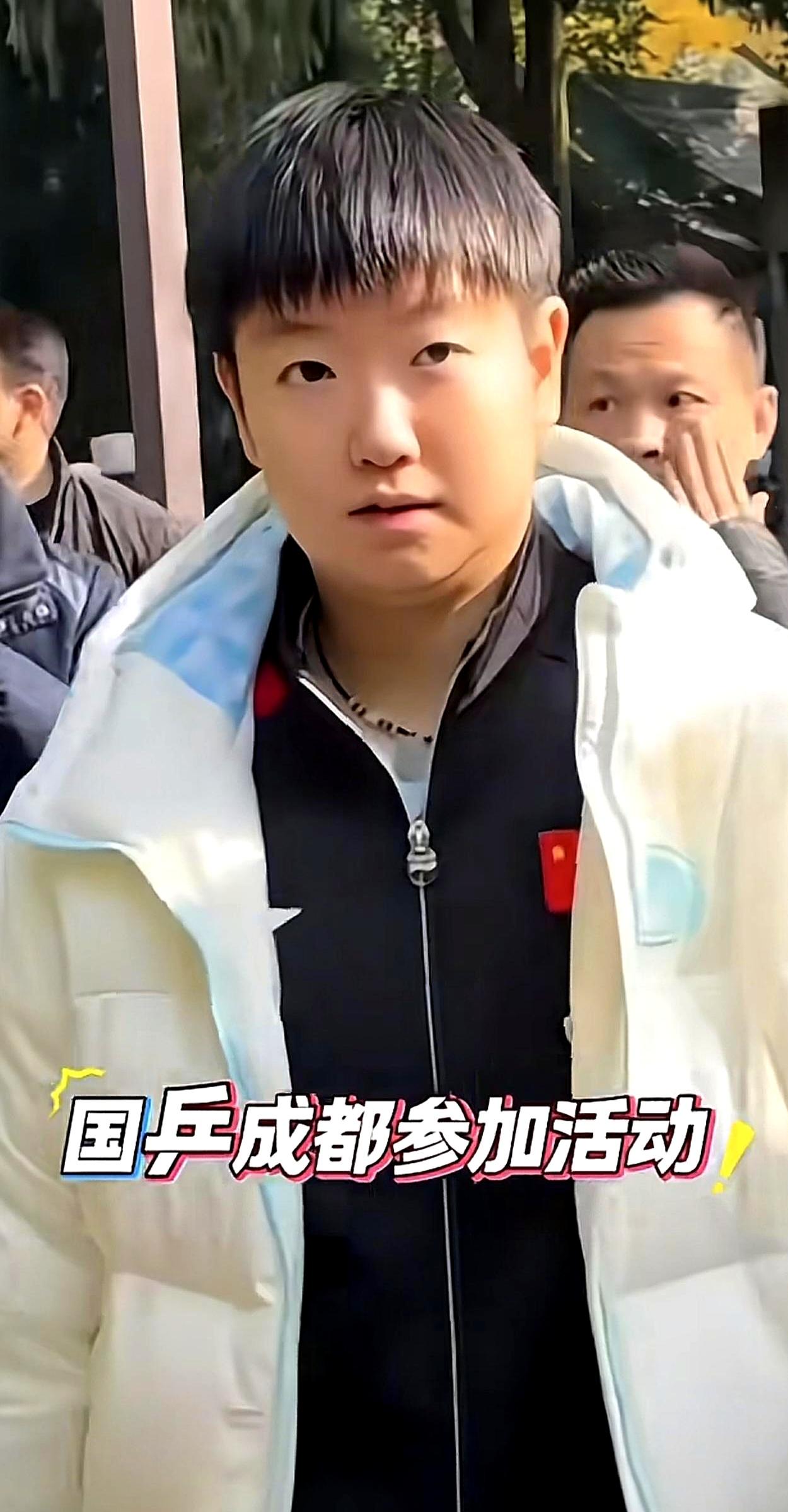 成都的朋友今天赚翻了！上午国手们杀到社区，莎宝妹、曼昱儿、大头钦、大胖哥、大迪姐