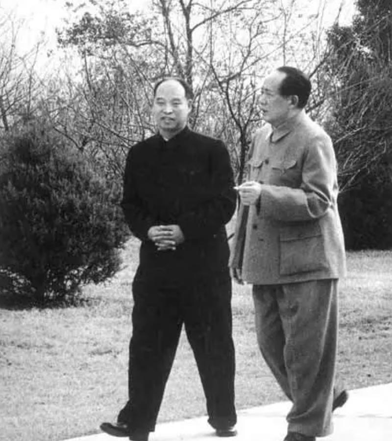 右边的是伟人毛主席，左边这位老前辈是谁？能一眼认出来的，绝对是熟知历史的高手！