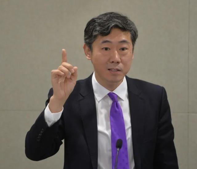 北京清华教授李稻葵曾在公开论坛上拍桌子：坚决反对养老政策无限拖延。当年交公粮、修