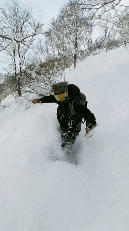 谢霆锋 野雪型选手 哇！是新鲜的谢霆锋！雪深过腰但仍然轻松驾驭，动作一气呵成超c