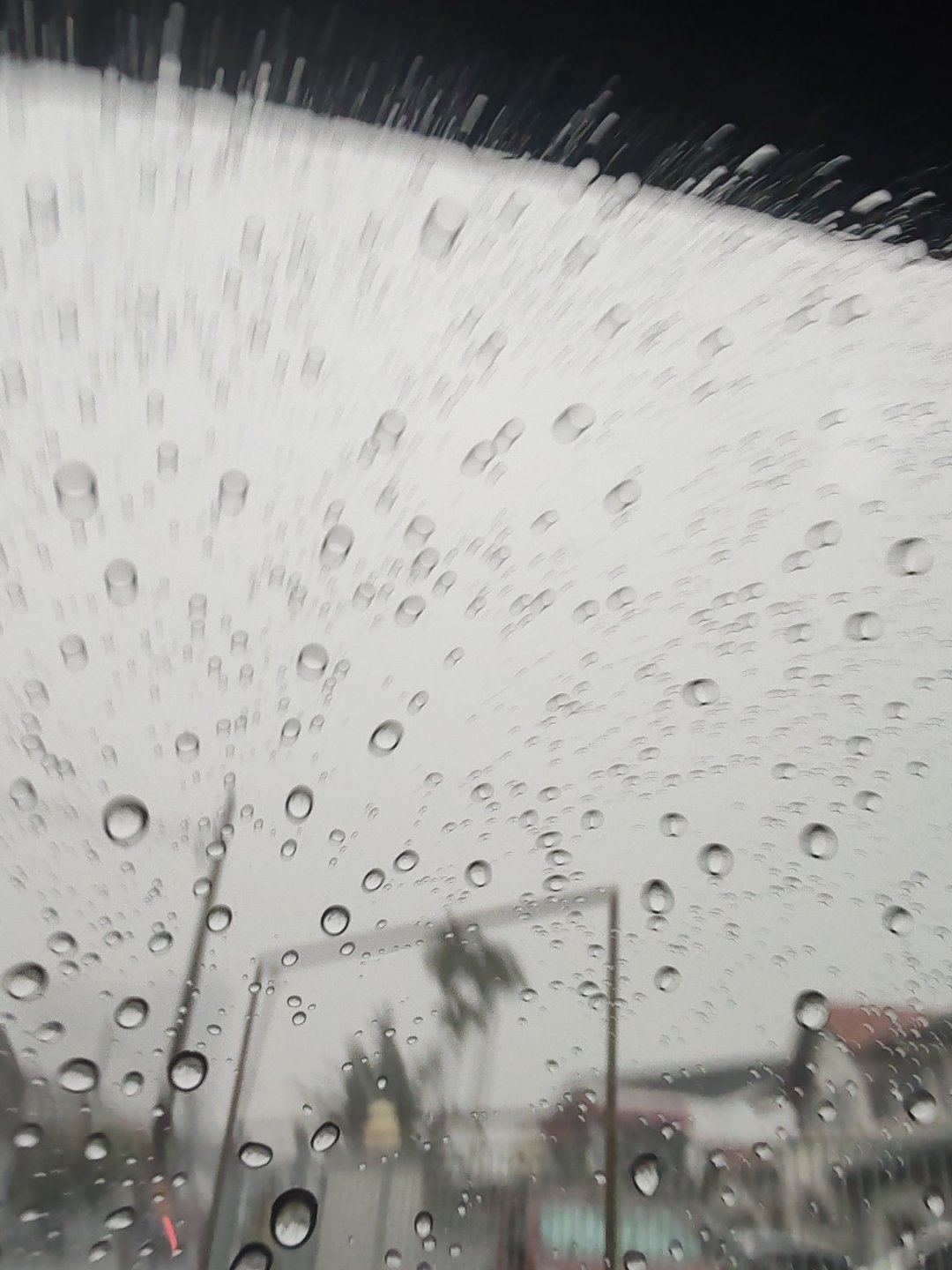 上班路上下起了好大雨。。刚刚还是弄到了一点，虽然撑伞了，雨太大了 