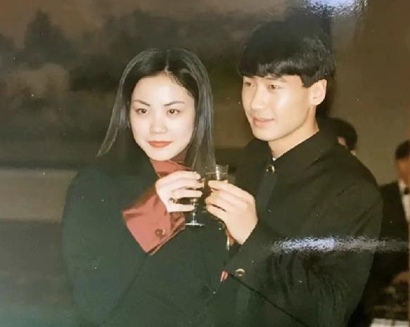 长发飘飘的王菲，微微笑着，像个甜妹；青春帅气黎明还斯斯文文的。
与其说两人是金童