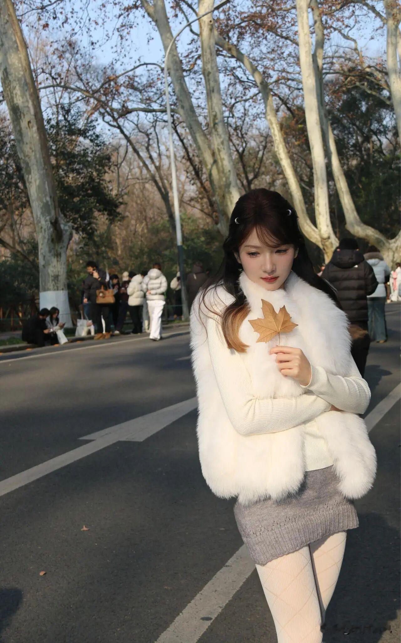 冬天彻底爱上皮草马甲了！毛绒绒的触感特别治愈，随便搭件打底就自带温柔贵气，氛围感