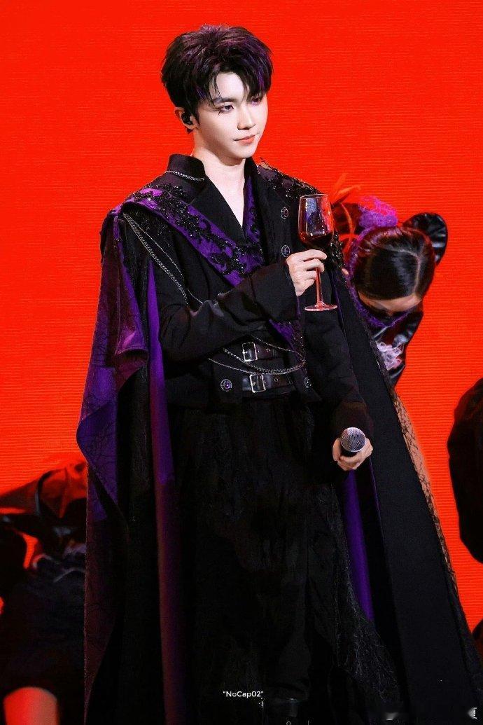 马嘉祺 吸血鬼伯爵疯狂心动！马嘉祺的吸血鬼伯爵造型简直是天花板级别，紫色造型加持