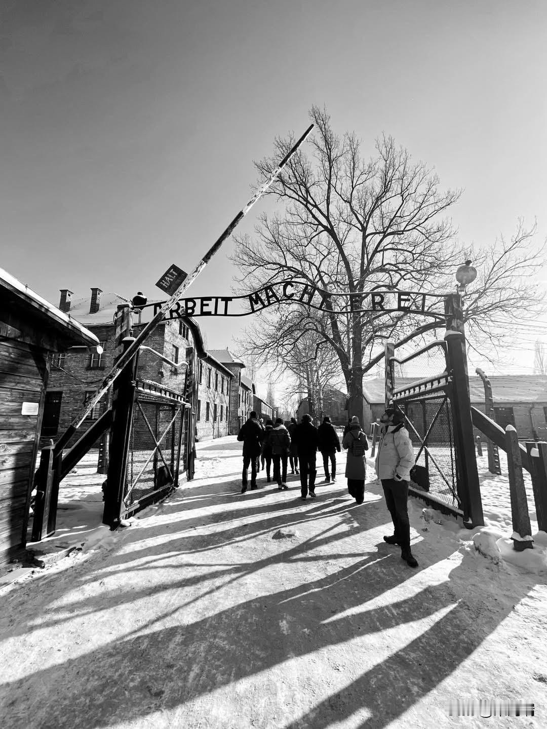 奥斯威辛一号集中营（Auschwitz I）的主入口大门

门上方著名的德语标语