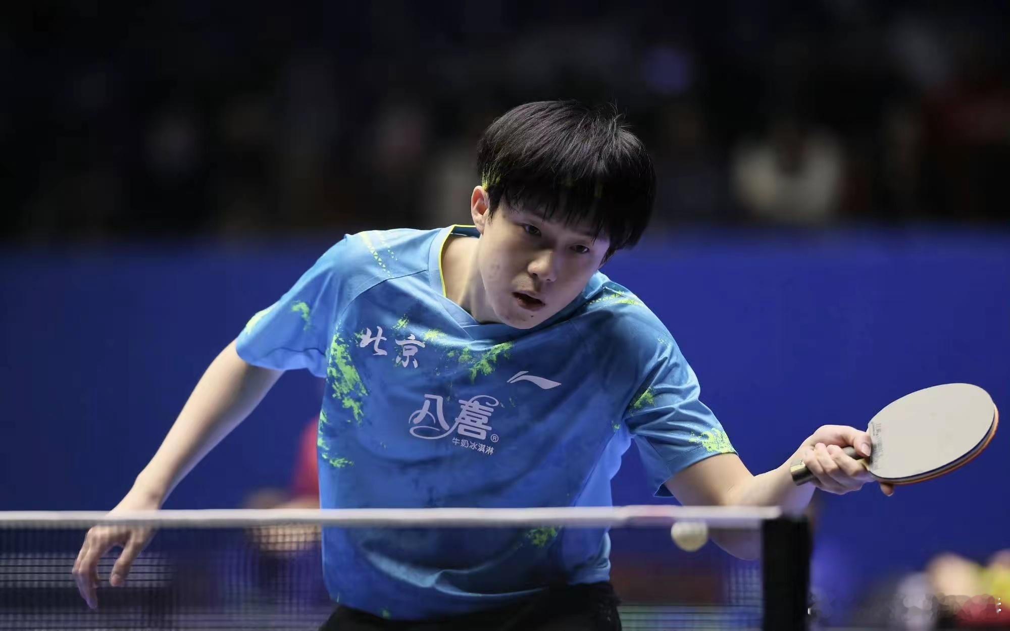 在男团决赛中，由樊振东和许昕率领的上海队对阵由马龙、王楚钦领衔的北京队。比赛中，