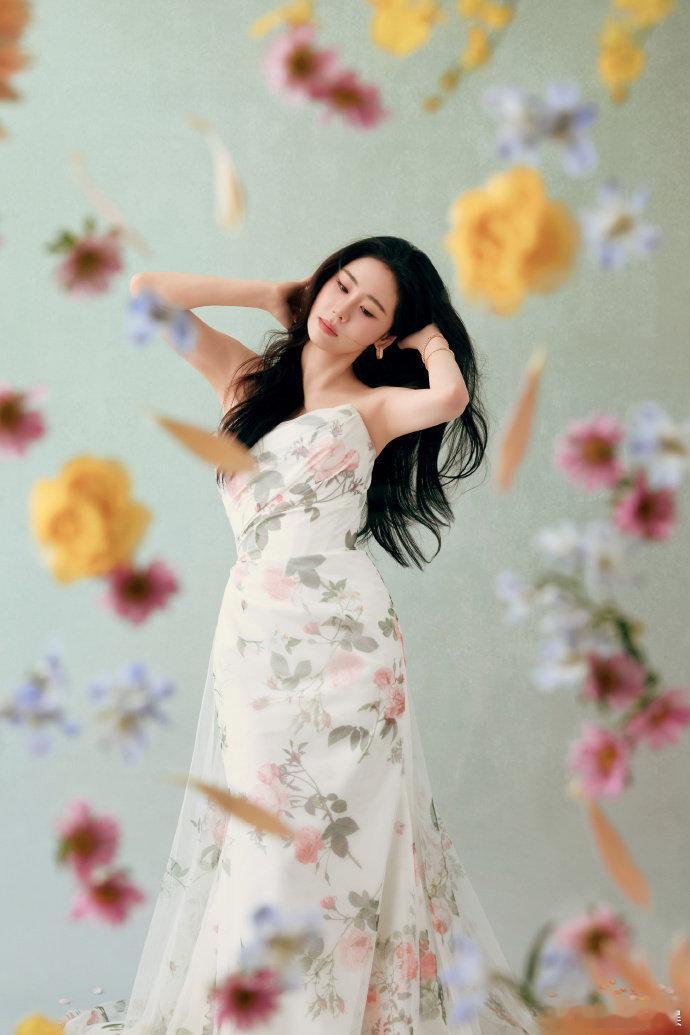 张碧晨获芭莎之夜年度女歌手 从微博之夜到芭莎之夜，张碧晨只用了三天就收获两座年度
