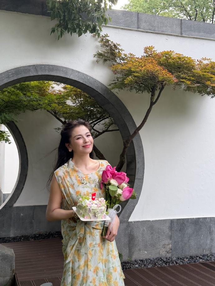 涛姐一袭黄色碎花长裙，露出元气满满的笑容，值得女孩子们借鉴和参考啊！