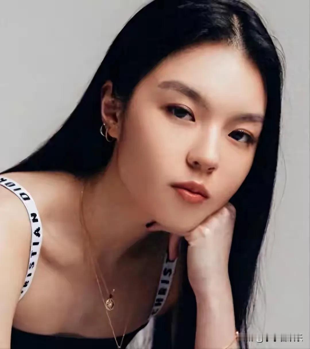 李咏离世后的第七年，他那个16岁便失去父亲的女儿，如今已23岁，突然引发了不小的