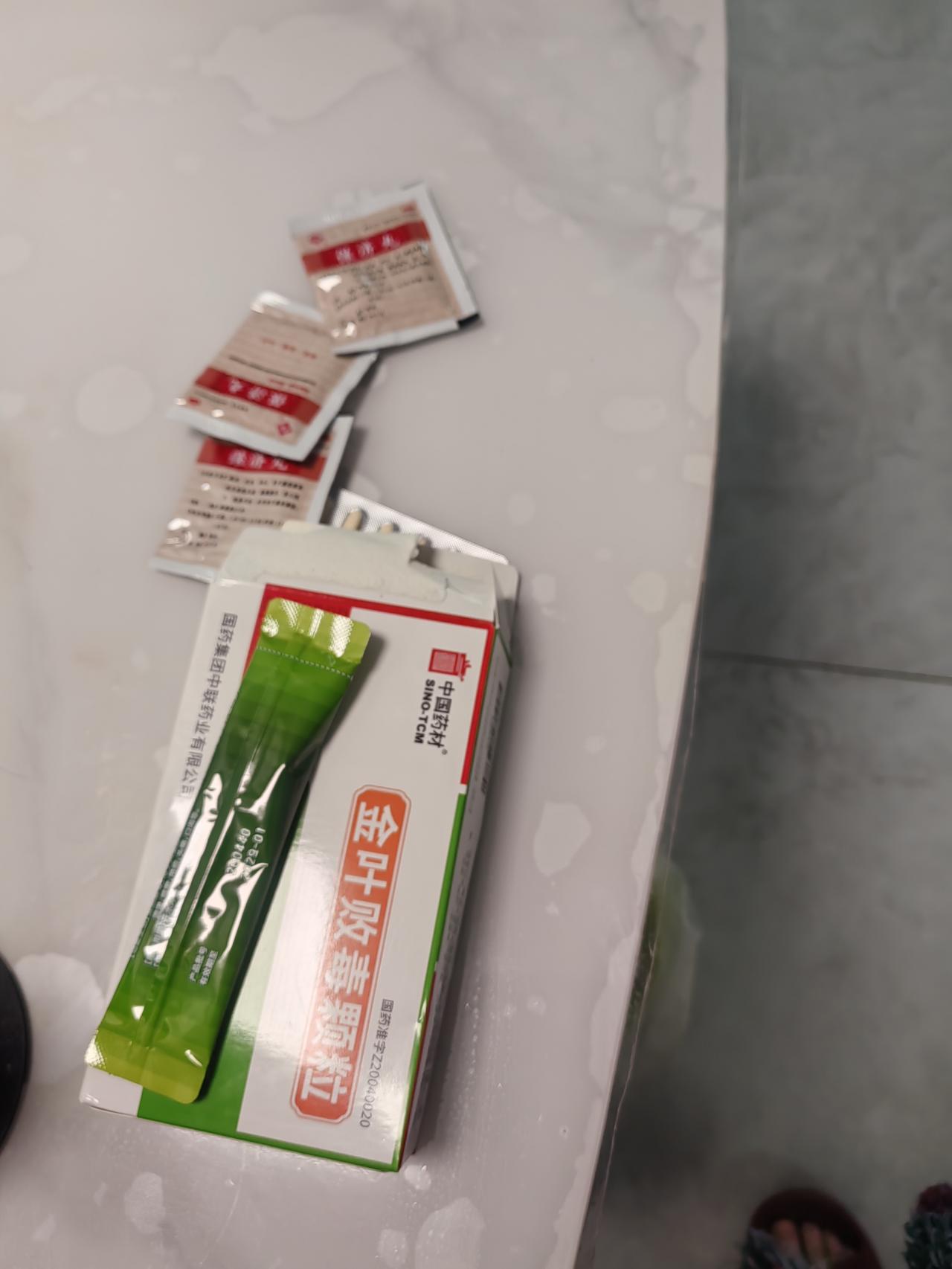 这几天冷热不均，冷了在家里也没加衣服，穿的薄睡衣，开着窗户。遭了，该出发旅行了，
