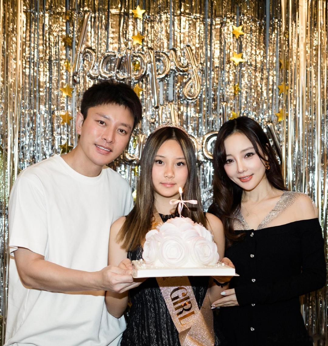 甜馨14岁生日全家福贾乃亮李小璐一起给甜馨庆生看到贾乃亮和李小璐一起陪甜馨吹蜡烛