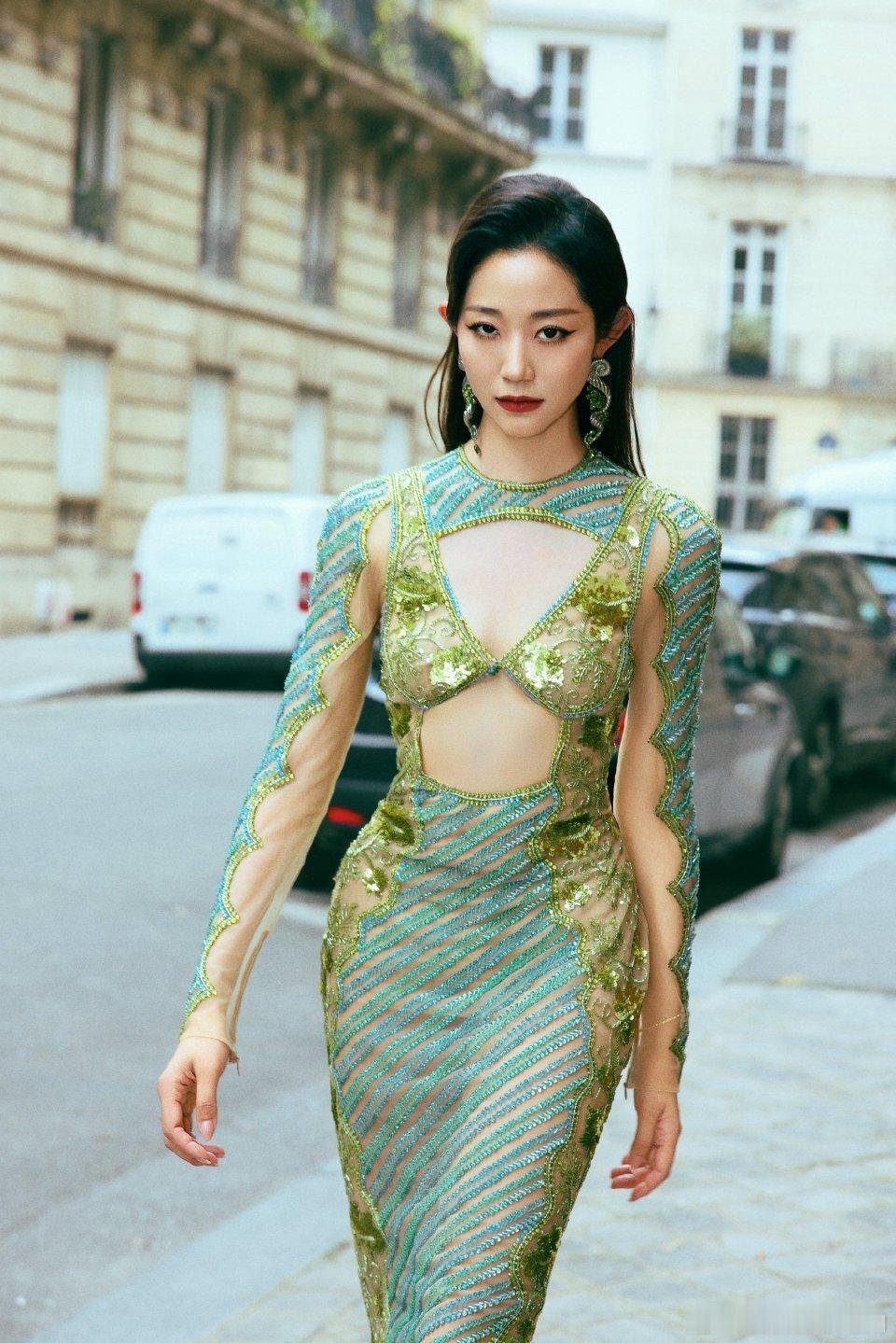 万千惠走国内红毯还是保守了 万千惠国际红毯向来大胆敢穿，凭借惊艳造型圈粉无数，今