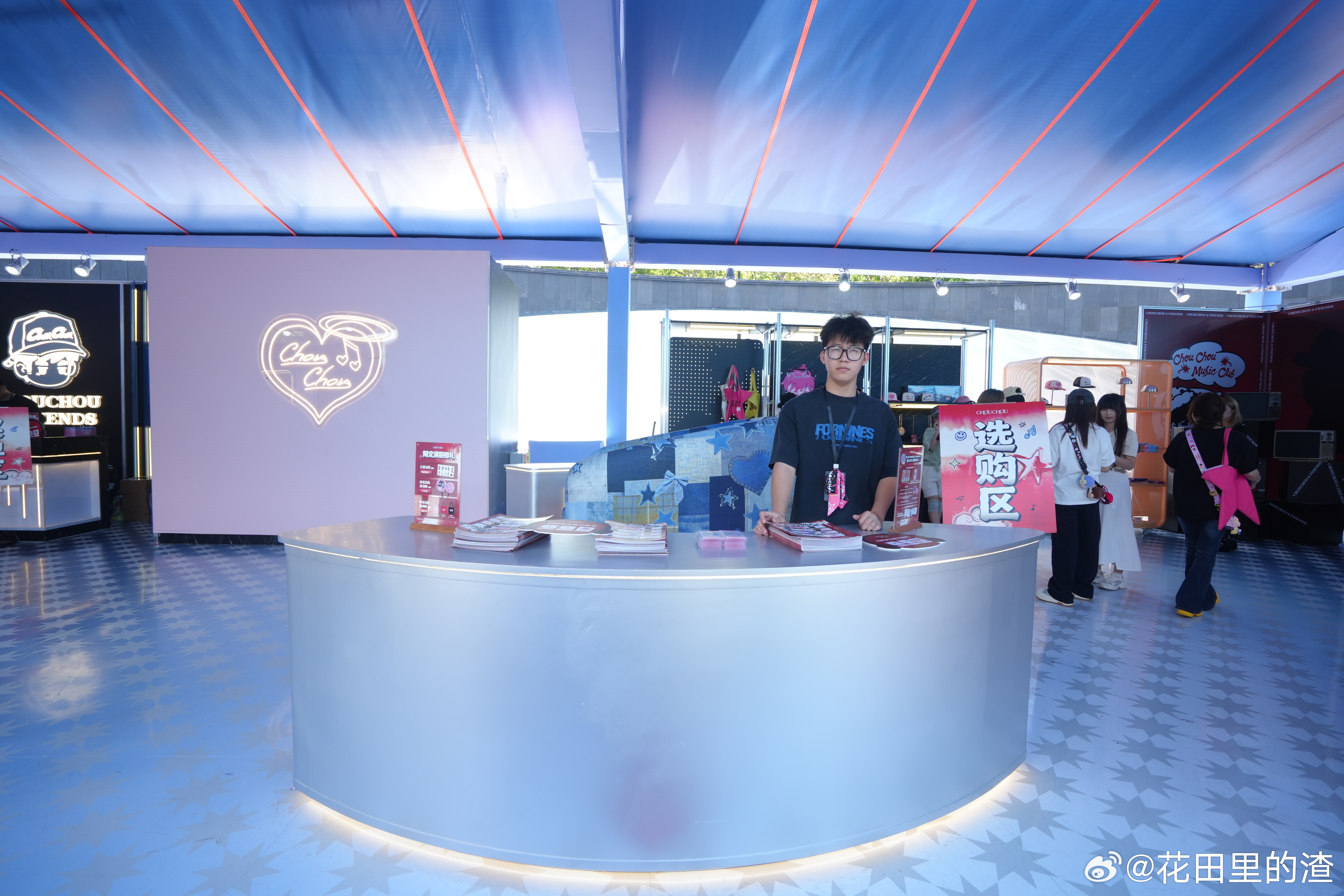 周同学鸟巢演唱会前哨就位🖼️鸟巢前哨布景铺满全城，线下餐厅全是周杰伦海报周边，