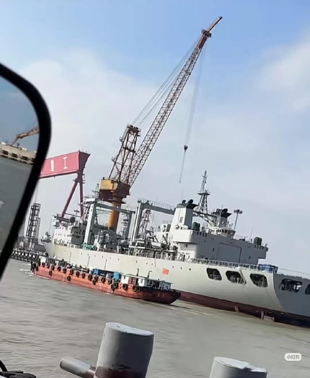 已下水的903A补给舰 ​​​