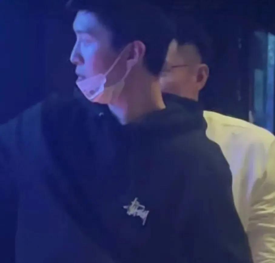 这才是顶流该有的清醒！
范丞丞用“肢体拒绝”给娱乐圈上了一课。
买超醉酒现场，司