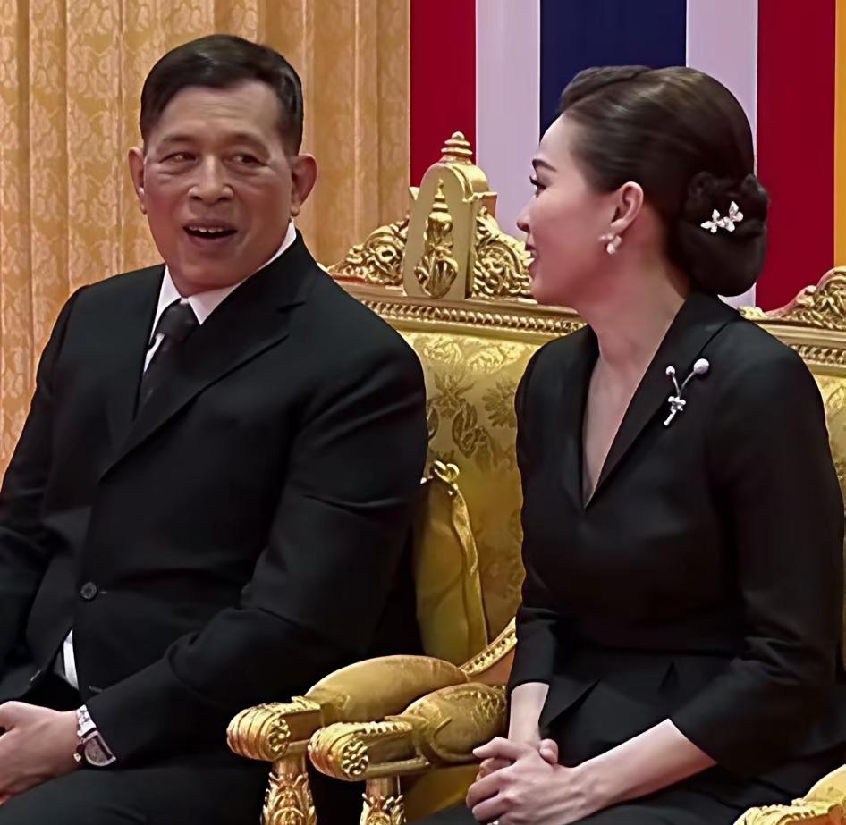 泰王对苏提达王后的依赖，是越来越大了！
为何！因为王后有谋有略，还情商高，在很多