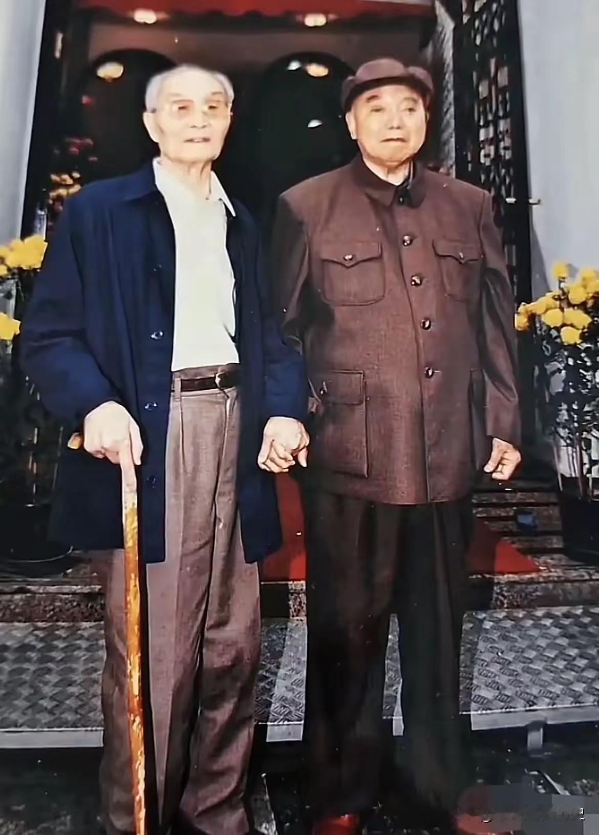 戎马半生，白首相逢，这张牵手老照片令人动容。
1997年，一张珍贵的晚年合影，8