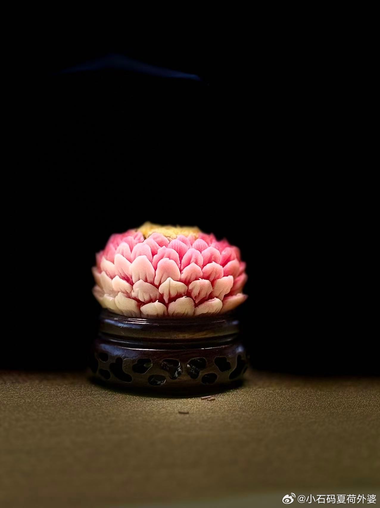 佛光普照。这个莲花座茶果子，我女儿制作了三个小时，女儿说：“没有包馅，风干后当香