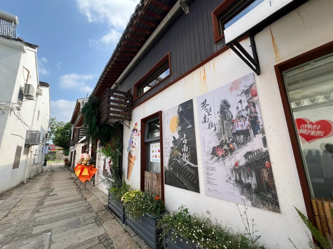 今天下午，一场以“巷望”为主题的双人摄影展，在蜀山南街五树六花川宜汇艺术餐厅正式