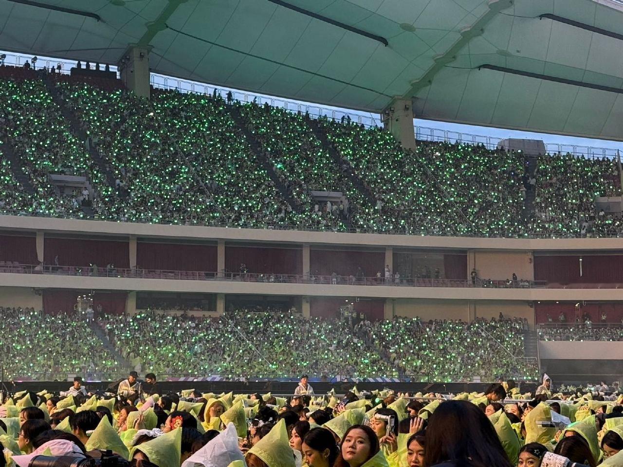 王源上海演唱会上座率王源体育场上座率上海主场氛围感拉满，体育场无空余席位，万千粉