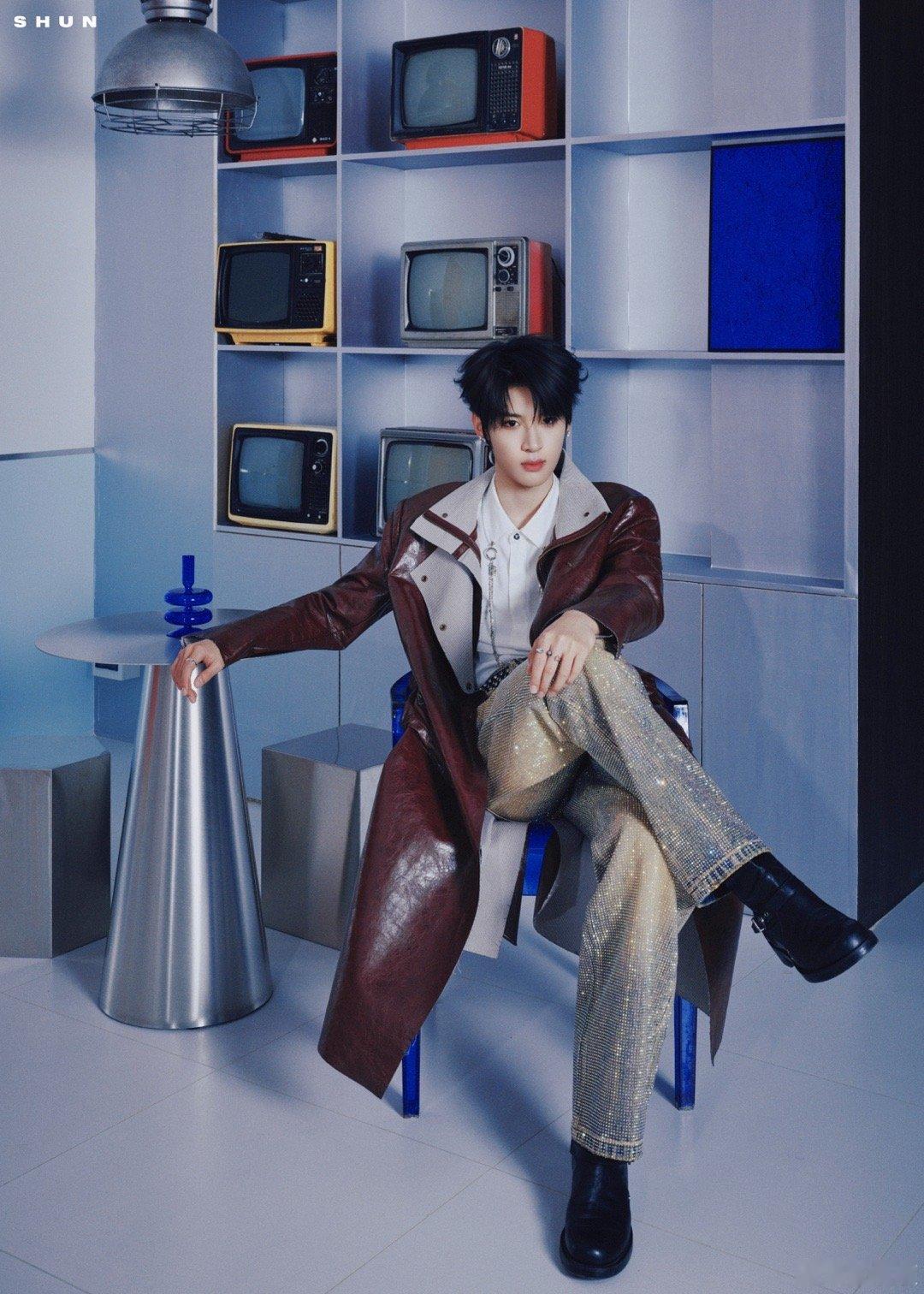 张峻豪 × 江苏卫视春晚 造型大片，身穿 J RUREMINDS 2025秋冬系