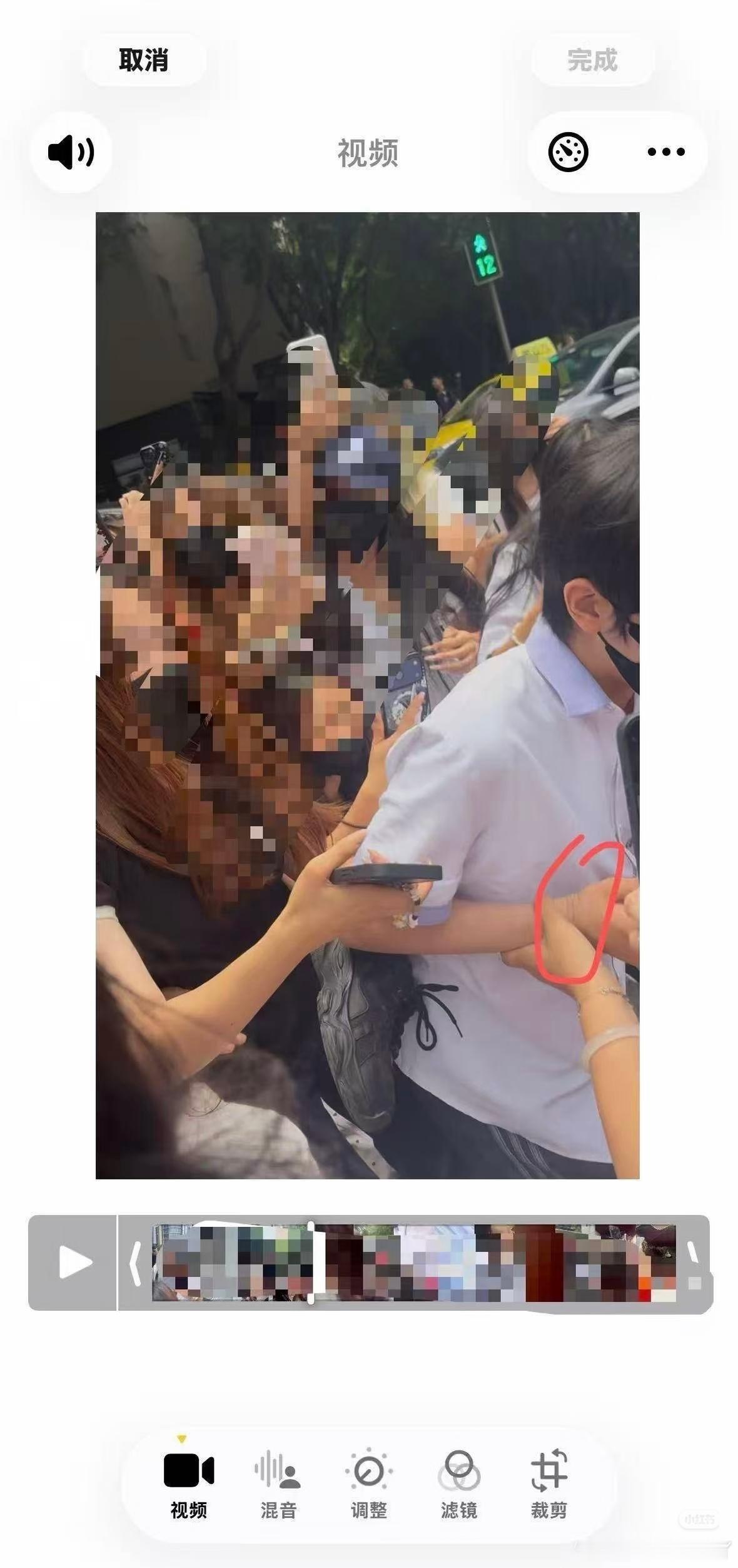 陈浚铭被私生抓手腕  我嘞个豆，ss这么猖狂的嘛，公司是一点儿都不注意艺人的安全