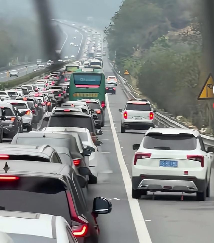 一到春节长假，高速公路就堵得水泄不通，特别是返程那更是像“蜗牛”，上过高速的人都